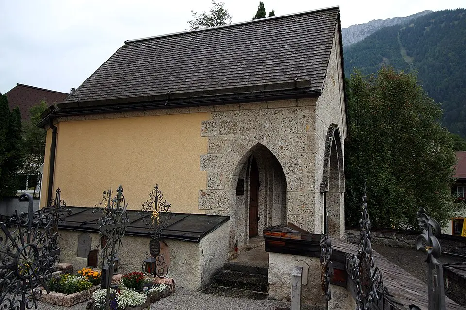 Ehem. Totenkapelle, Gruft und Ummauerung