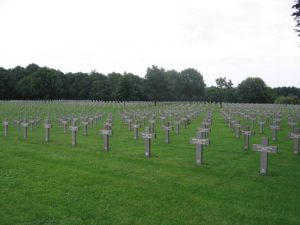 Hochgeladen von: DennisPeeters · Public domain Kriegsgräberfriedhof Ysselsteyn