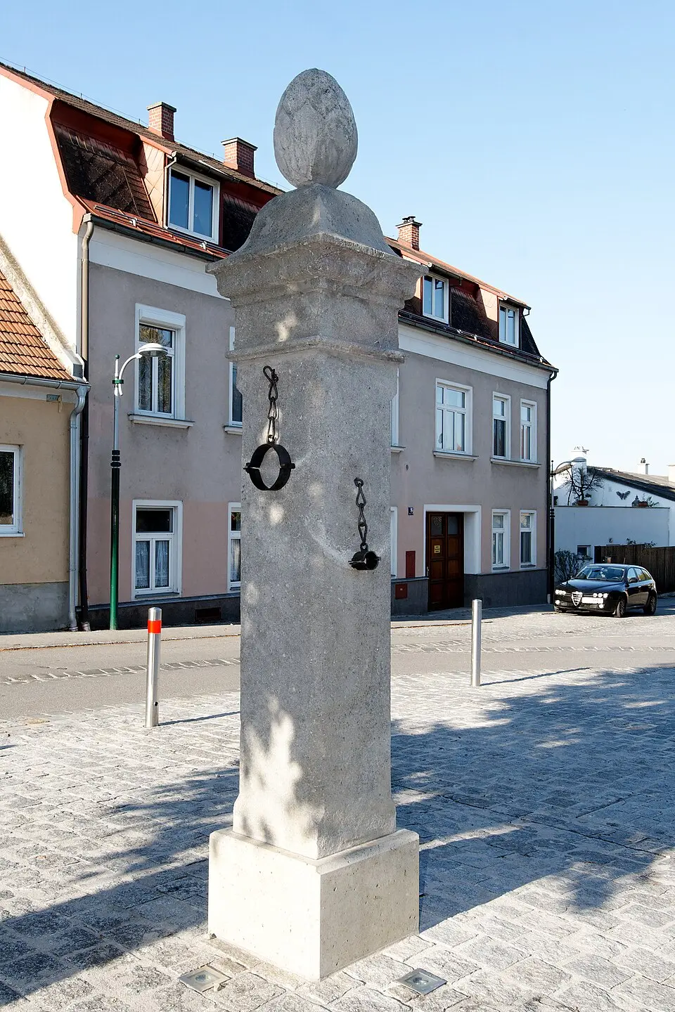 Bild: E-W · CC BY-SA 3.0 Pranger Hainburg an der Donau