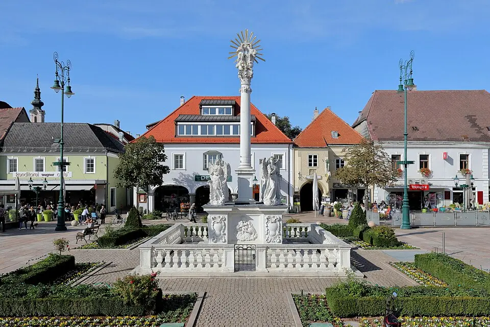 Trinity Column: angels on Hauptplatz