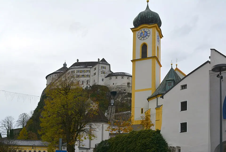Bild: Arquus · CC BY-SA 4.0 Pfarrkirche Kufstein