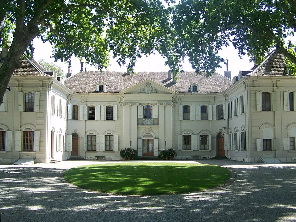 Schloss mit zwei Nebengebäuden, Bauernhaus, Gartenhaus, ländlich, zwei Pavillons, Teich und zwei Brunnen