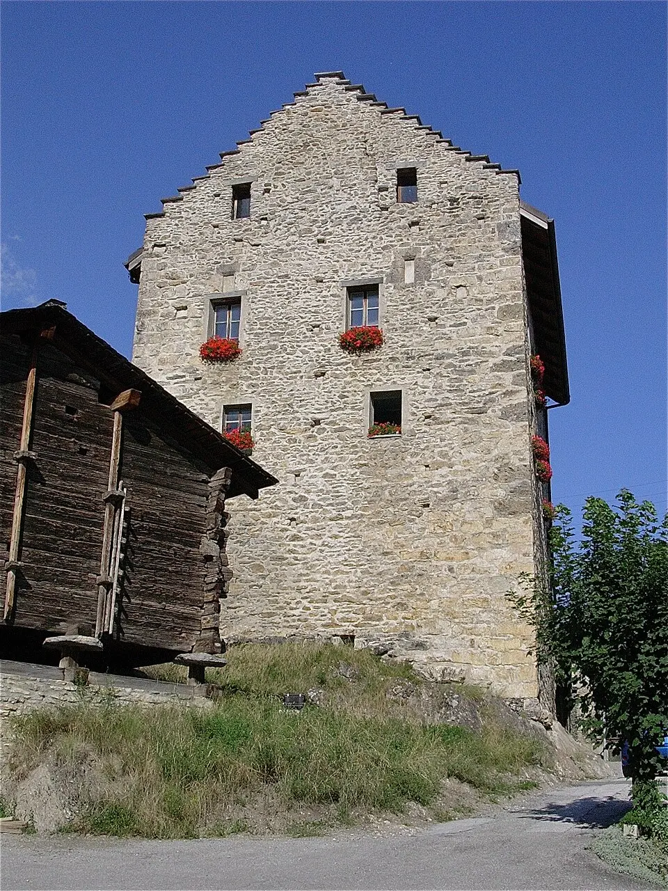 Obrázok: Albins · CC BY-SA 3.0 Pfarrhaus (altes Schloss) mit Speicher