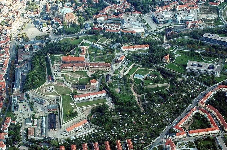 Bild: TomKidd · CC BY-SA 3.0 Erfurt: Napoleons Kaiserlicher Palast und der Dom als Pferdestall