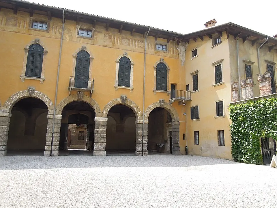 Bild: Dependability · CC BY-SA 4.0 Verona: Paläste der Stadt, der Kaufleute und der Familien