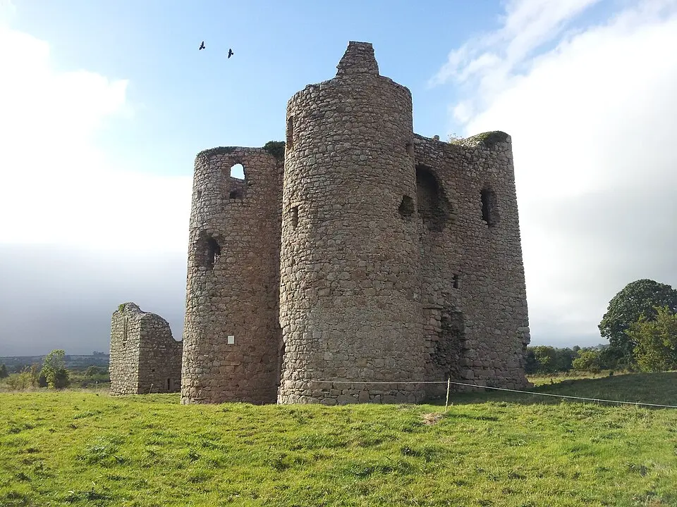 Bild: VisionsofthePast · CC BY-SA 4.0 Ballyloughan Castle