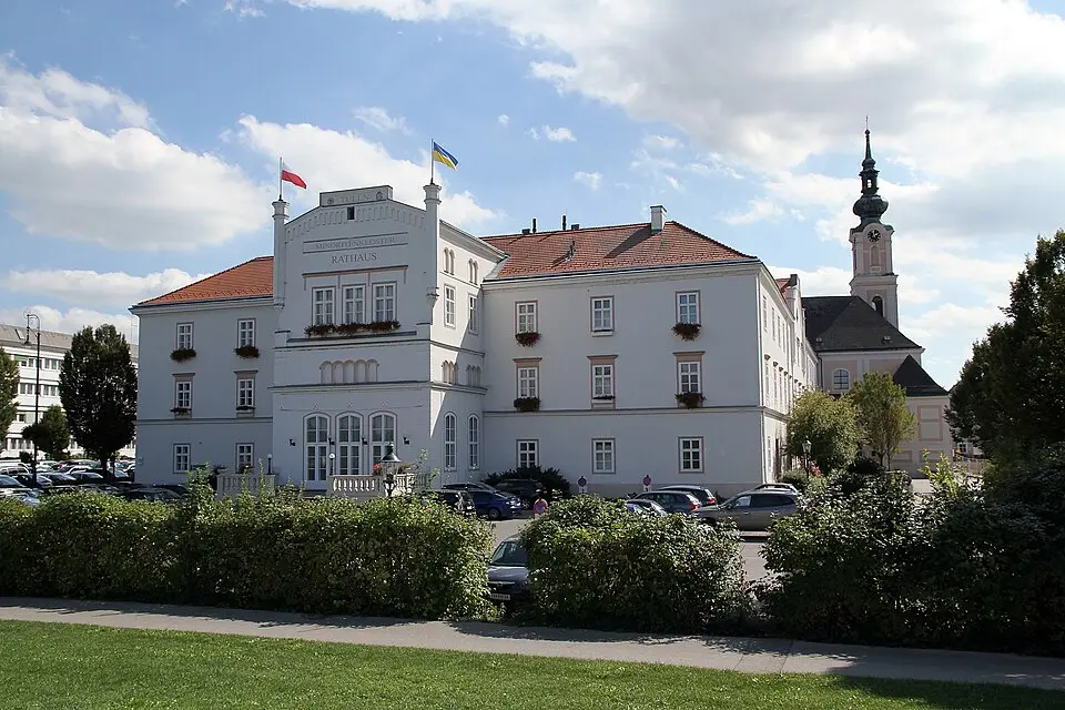 Former monastery: barracks and town hall