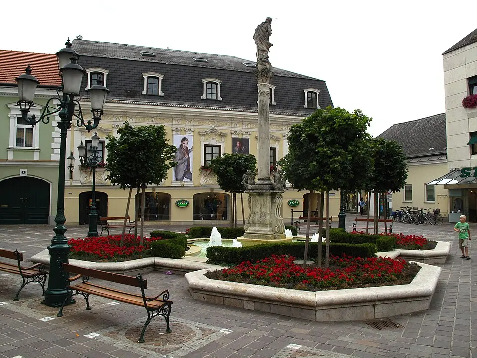 Marian Column: figures on Rathausplatz