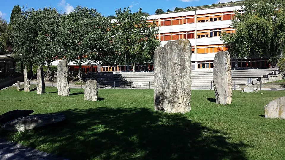 Chemin des Collines, Menhire und archäologische Zone
