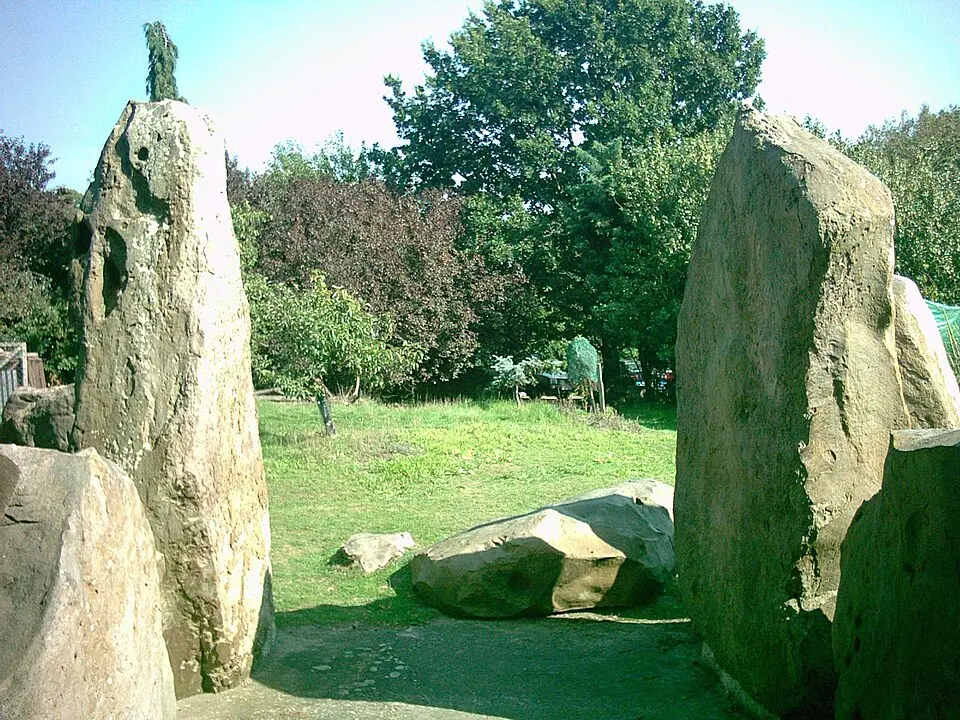 Bild: Adamsan at en.wikipedia · CC BY-SA 3.0 Chestnuts long barrow