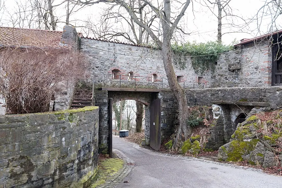 Der Burghügel der Stadtherren