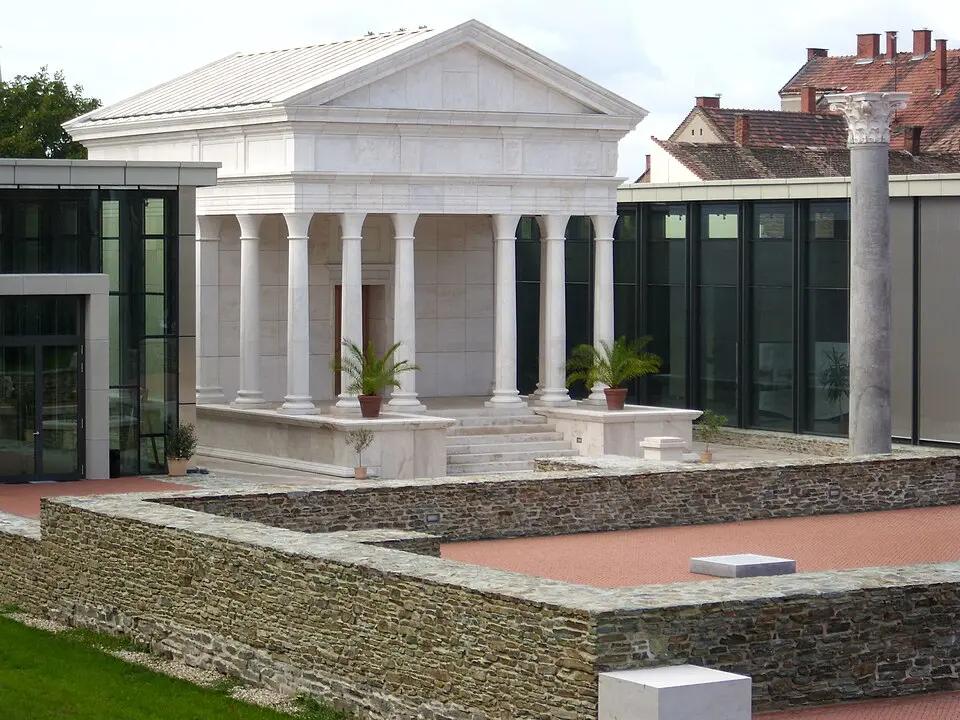 Szombathely: Die Kirche mit der Ecke aus römischen Steinen