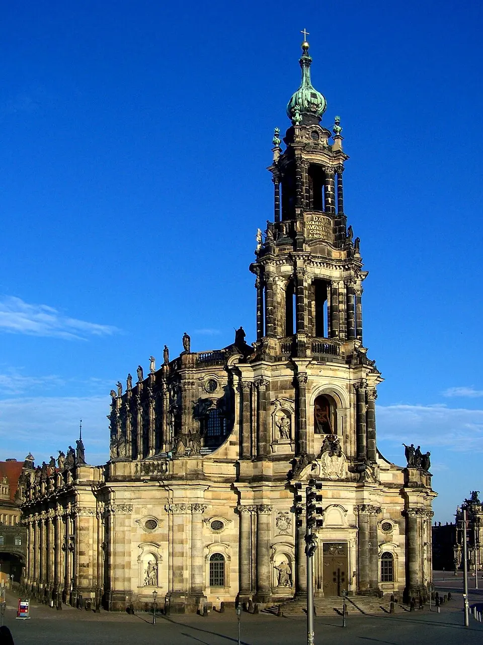 Bild: X-Weinzar · CC BY-SA 3.0 Katholische Hofkirche
