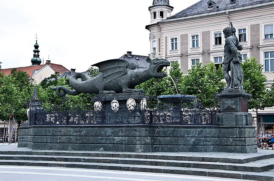 Bild: Zacke82 · CC BY-SA 3.0 Lindwurmbrunnen