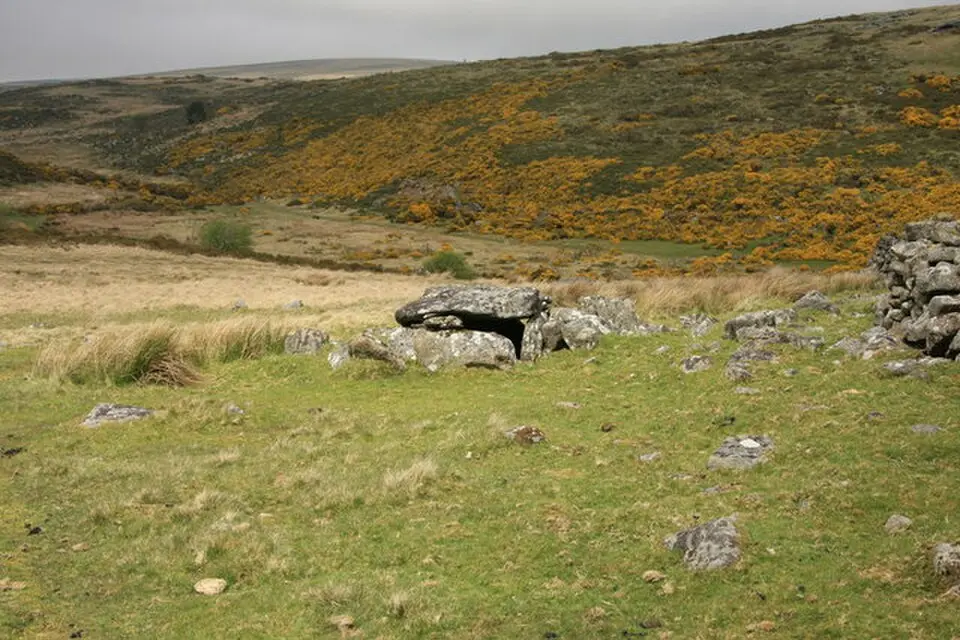 Obrázek: Guy Wareham · CC BY-SA 2.0 Roundy Park Cairn
