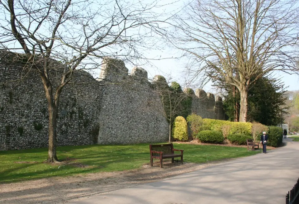 Obrázek: Espresso Addict · CC BY-SA 2.0 Winchester city wall and associated monuments