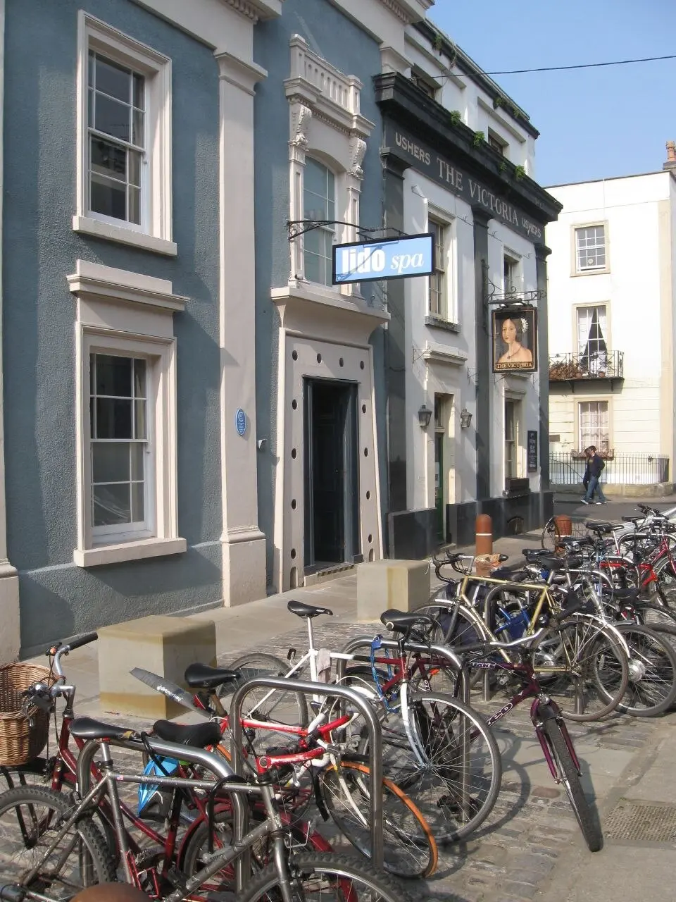 Bild: Nick from Bristol, UK · CC BY 2.0 Clifton Lido and The Victoria Public House