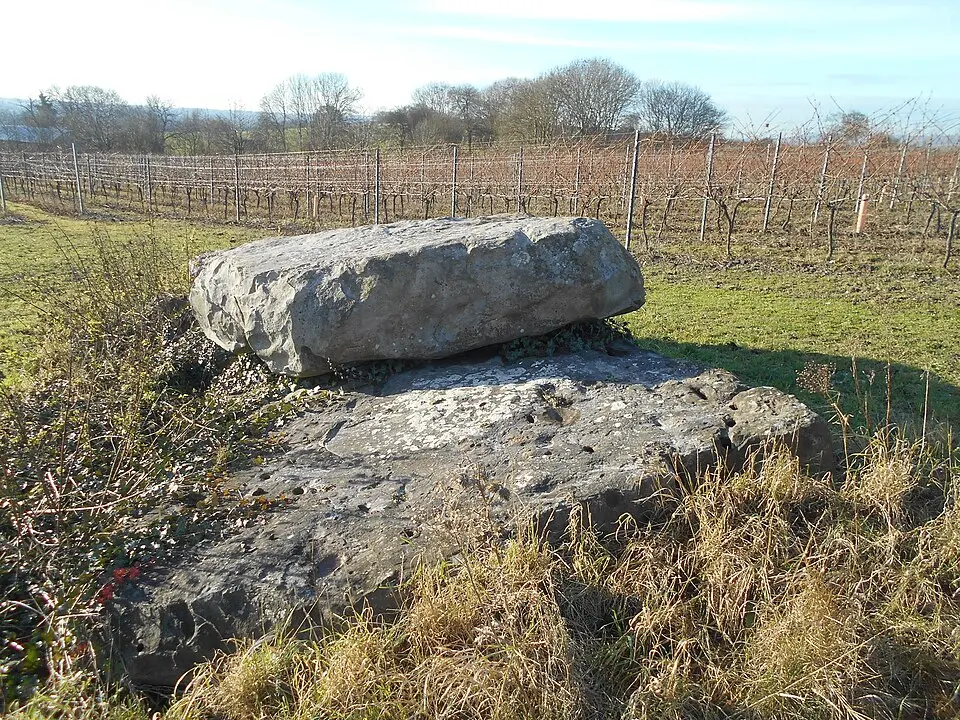 Bild: Simon Burchell · CC BY-SA 4.0 Coffin Stone