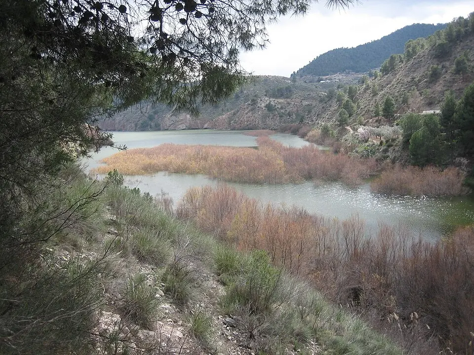 Hochgeladen von: Rodriguillo · Public domain Tibi-Stausee