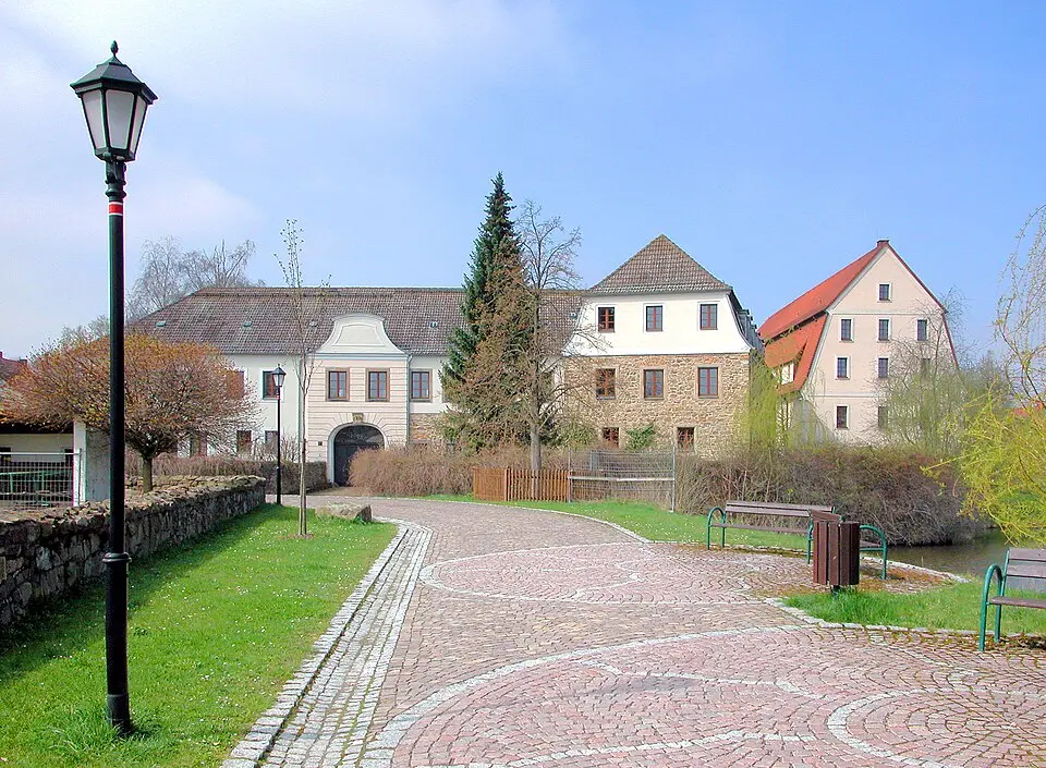 Einzeldenkmale der o. g. Sachgesamtheit: Schloss und Einfriedungsmauer sowie Speicher (zusätzliche Anschrift: Leisniger Straße 5) (siehe auch Sachgesamtheitsdokument - obj 09303659) Leisniger Straße 5