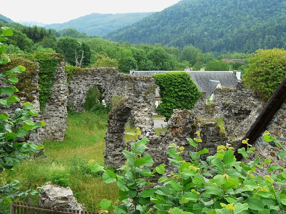 Image: Père Igor · CC BY-SA 3.0 Abbaye de Feniers (Condat, Cantal, France)
