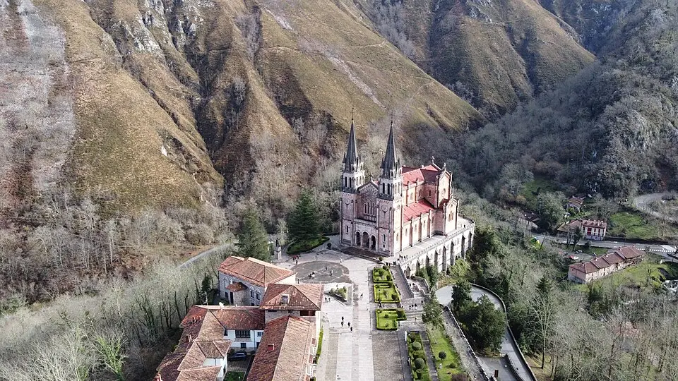 Bild: Luis Fermín TURIEL PEREDO · CC BY-SA 4.0 basílica de Santa María la Real de Covadonga