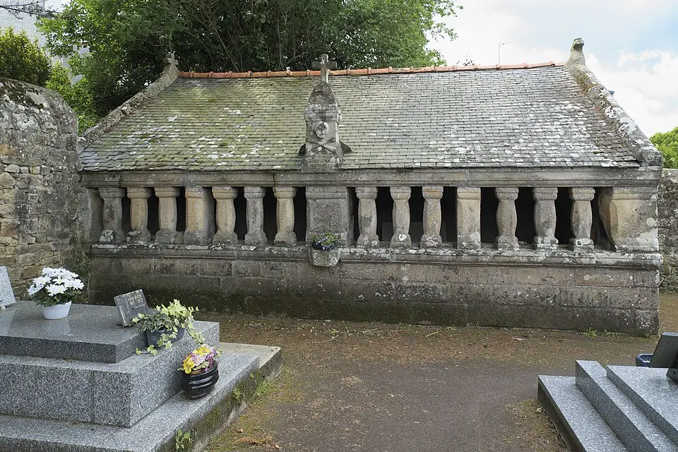 ossuaire du cimetière de Crach