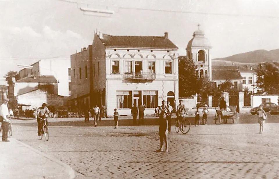 Bild: http://www.hotelepinal.com/gallery/images/bitola/bitola11.jpg · Public domain Bitola