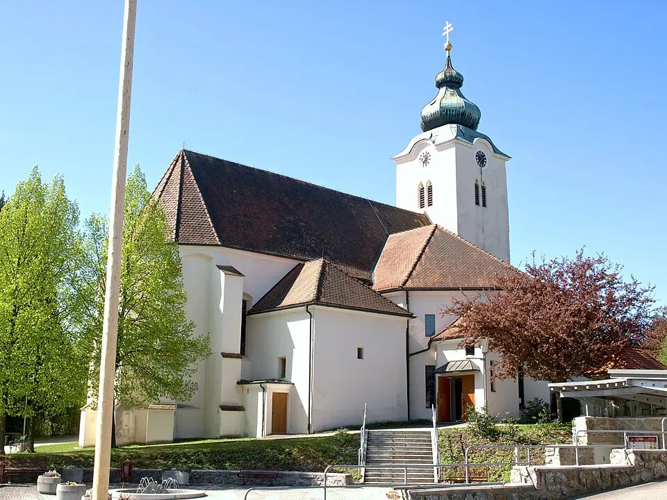 Bild: Grubernst (talk) · CC0 Kath. Pfarrkirche hl. Martin und Glocke