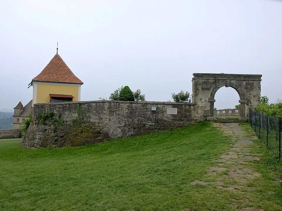 Bild: Grubernst (talk) · CC0 Pavillon/Gartenhaus, ehemalige Burg Lichtenegg, Umfassungsmauer