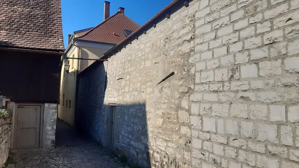 Bild: Kd6=dra · CC0 Zug der Stadtmauer und Rest eines Wehrturms