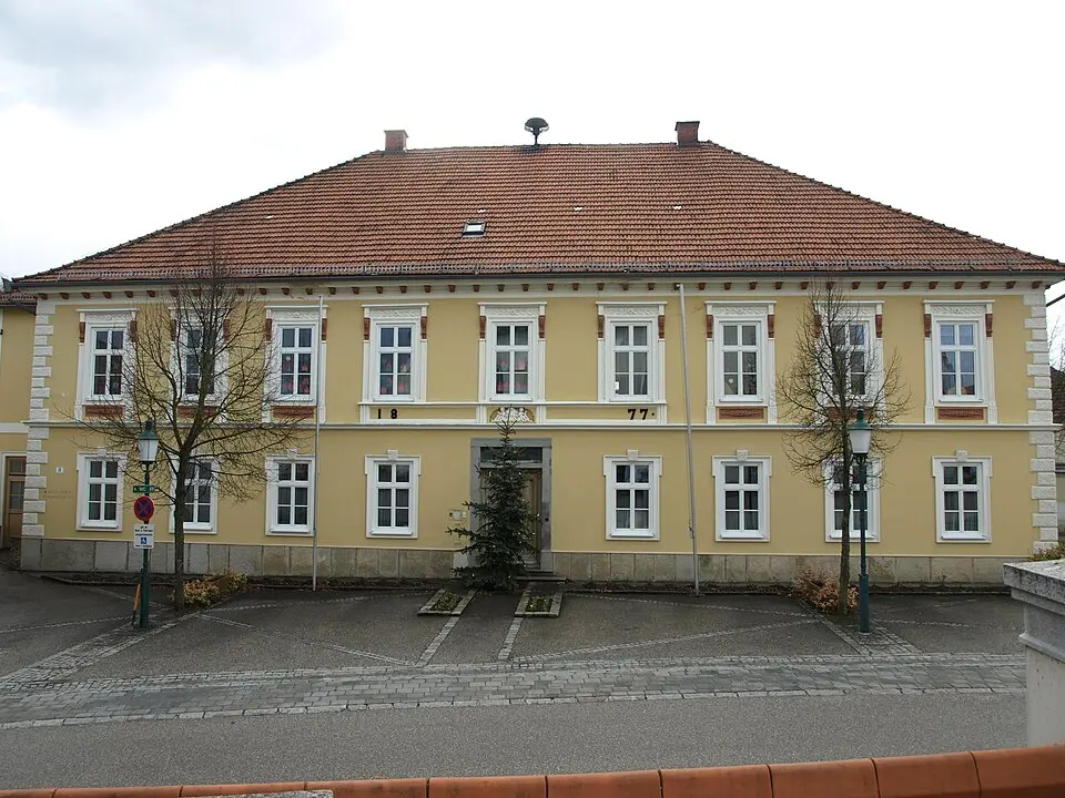 Bild: Grubernst (talk) · CC0 Kindergarten, ehem. Volksschule