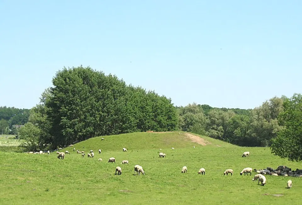 Wikimedia Commons · Public domain Turmhügel Darze