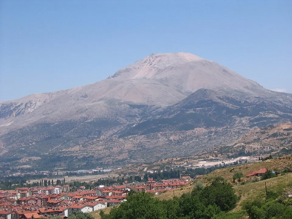 Bild: Isparta at Turkish Wikipedia · Public domain Davraz Dağı