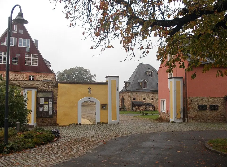 Bild: Jwaller · CC BY-SA 3.0 Einzeldenkmale der Sachgesamtheit Rittergut Döben: Brauerei (Nr. 1c) und Gartenpavillon (siehe auch Sachgesamtheitsliste - Obj. 08967016) Schloßstraße 1c