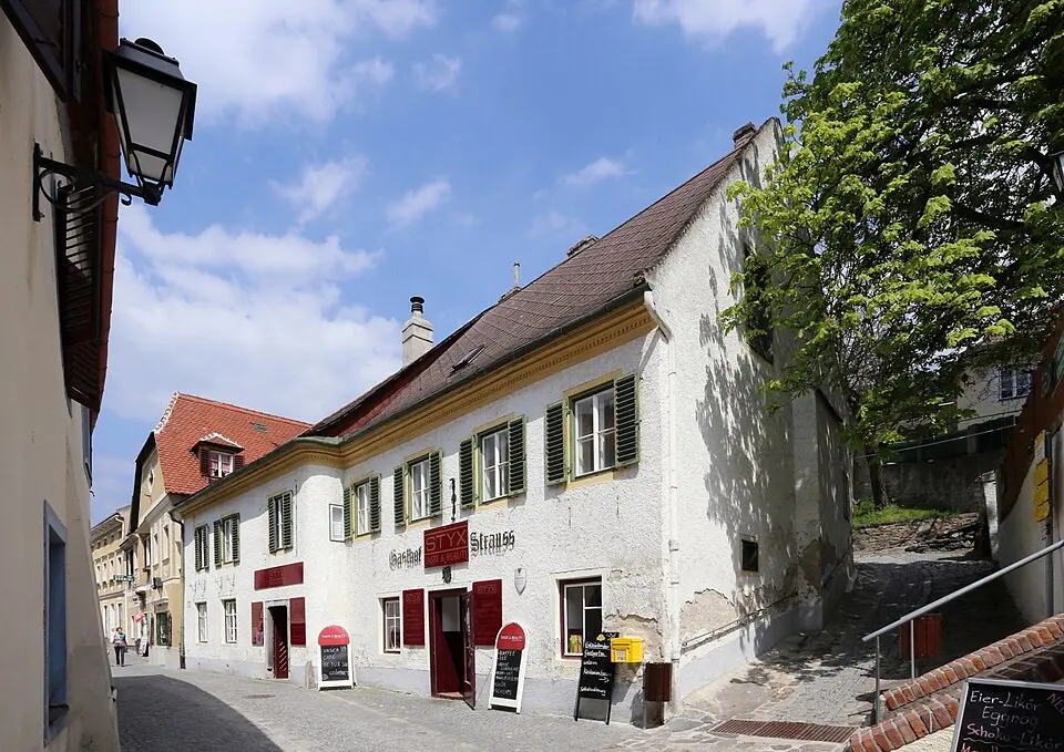 Bild: C.Stadler/Bwag · CC BY-SA 3.0 Gasthof Goldener Strauß/ehem. Poststation und Stadtmauerteil