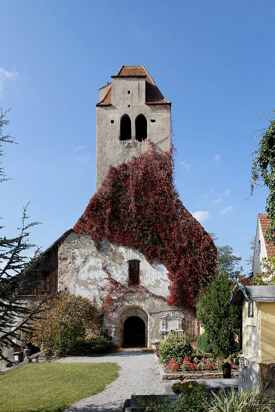 Bild: C.Stadler/Bwag · CC BY-SA 3.0 Kunigundenkirche mit Friedhof und Karner
