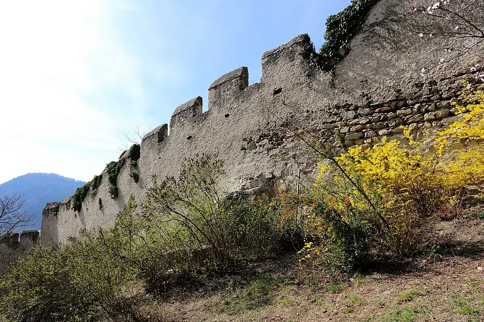 Bild: C.Stadler/Bwag · CC BY-SA 3.0 Stadtmauerteil bei der Ruine