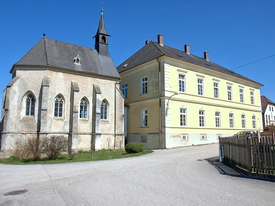 Bild: Grubernst (talk) · CC0 Ehem. Versorgungsheim mit Versorgungsheimkapelle