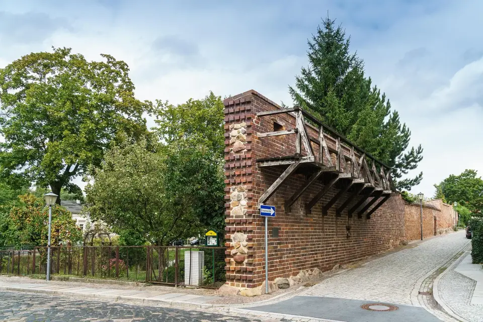 Sachgesamtheit Stadtbefestigung, mit folgenden Einzeldenkmalen: Breiter Turm (Breite Straße 34, Einzeldenkmalliste - Obj. 08971718), Hallescher Turm (Hallesche Straße, bei Nr. 39, Einzeldenkmalliste - Obj. 09255681) und einer ca. 1,4 km langen Stad