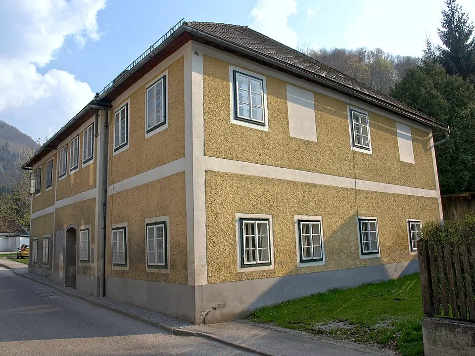 Bild: Grubernst (talk) · CC0 Wohnhaus (ehem. Schmiede, Eisenstraßenhaus)