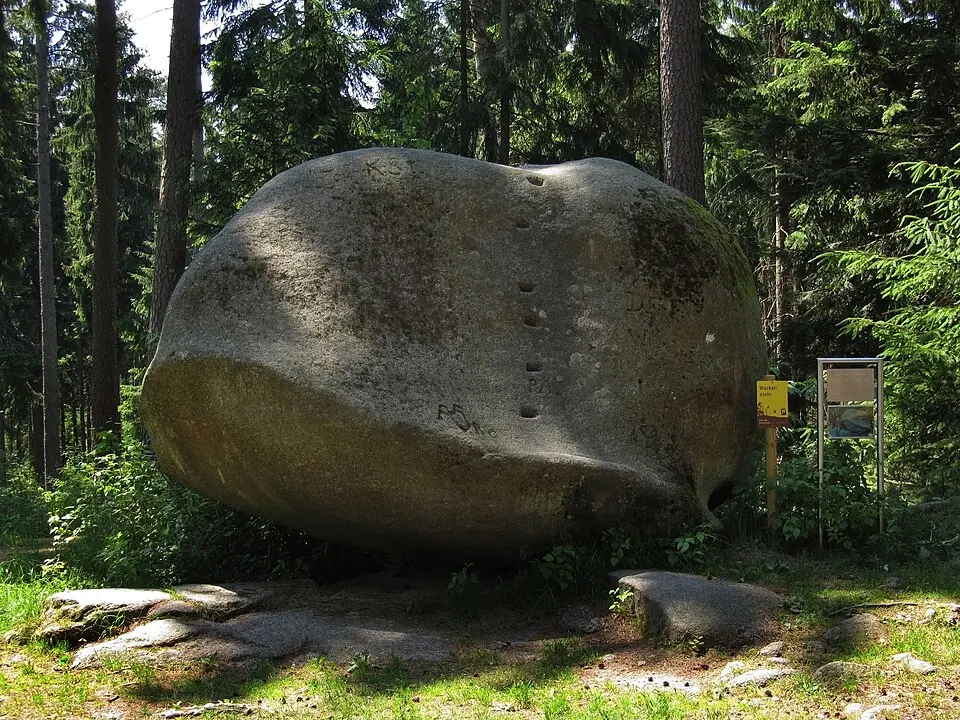 Bild: Duke of W4 · CC BY-SA 3.0 Wackelstein im Schremser Wald