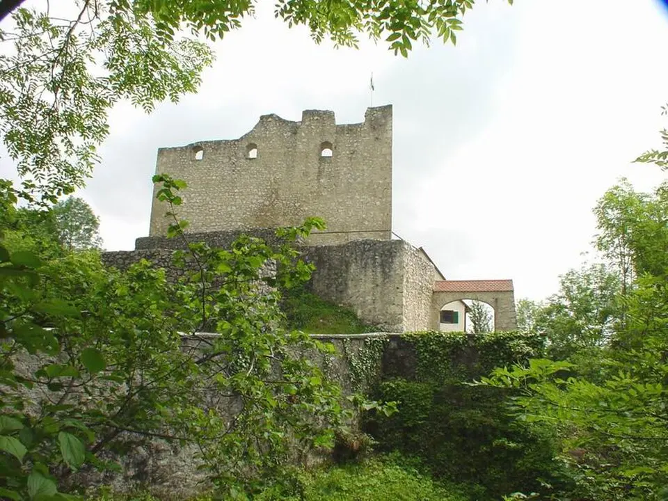 Bild: Mewes at German Wikipedia · Public domain Burg Derneck