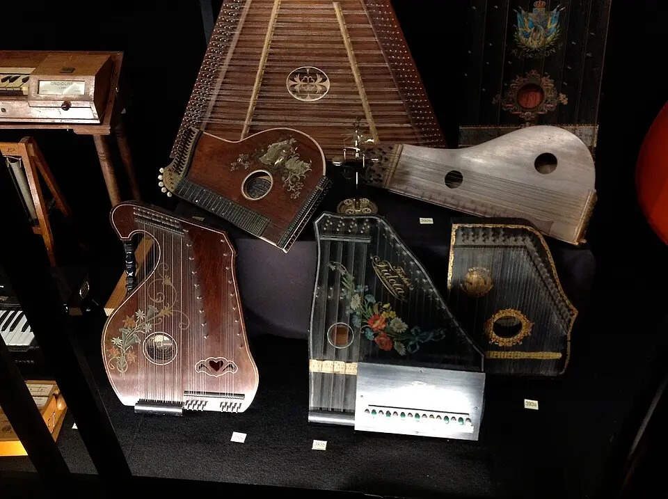 Bild: ElisaCasterà · CC BY-SA 4.0 Museo de la Música: Colección Luis Delgado