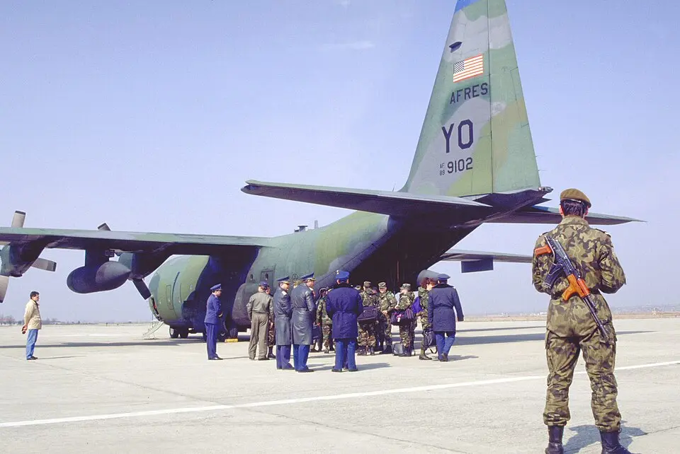 Bild: TSGT. Russ Pollanen · Public domain Baza 93 Aeriană