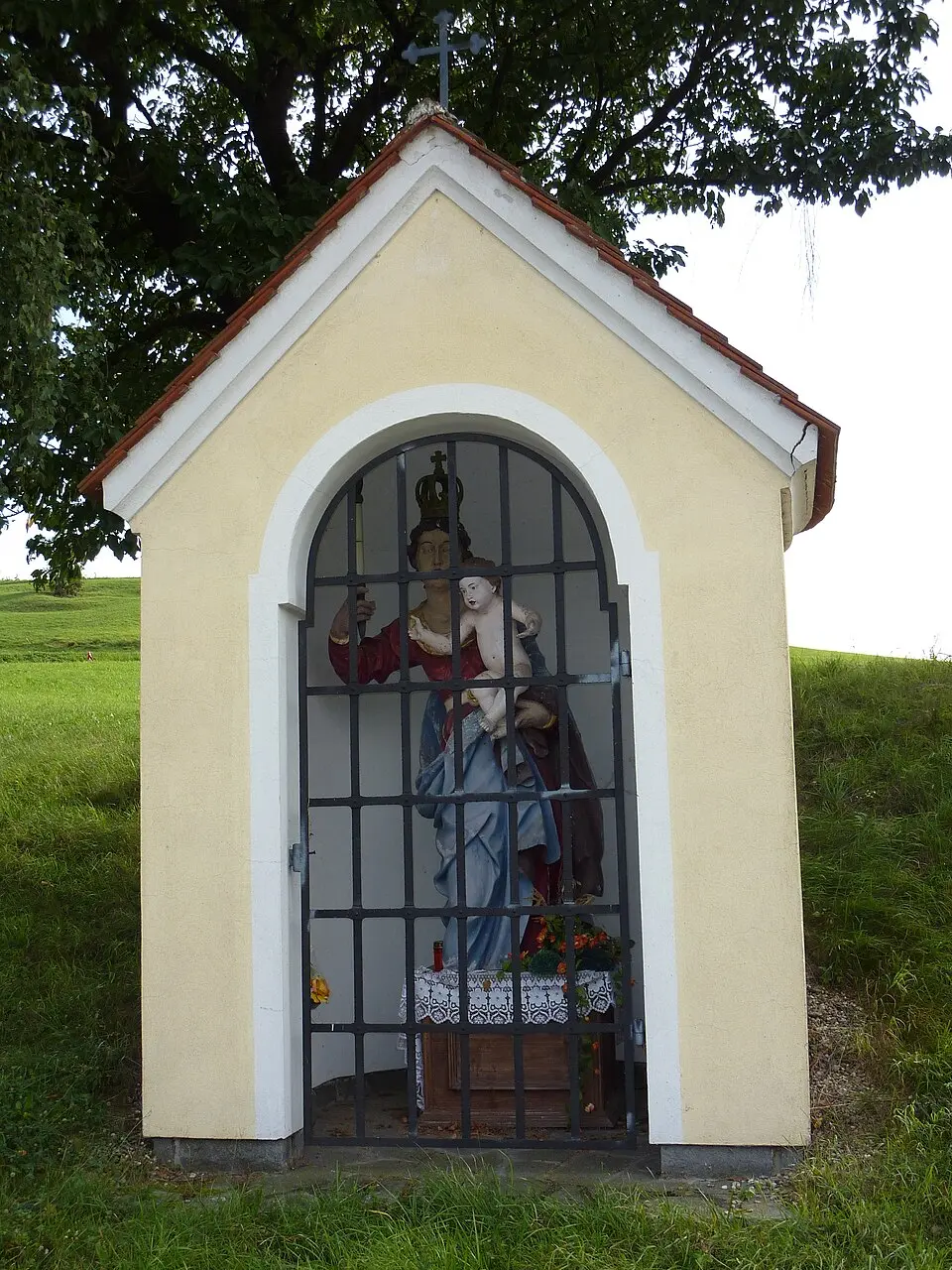 Bild: BSonne · CC BY-SA 3.0 Wegkapelle mit Marienfigur