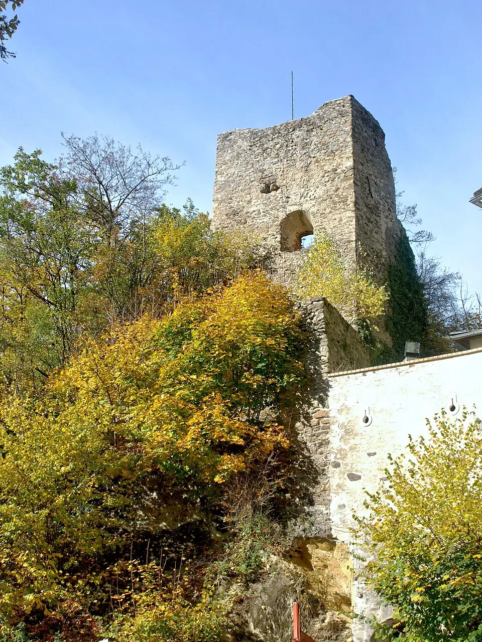 Bild: Grubernst (talk) · CC0 Burgruine und Stöckl