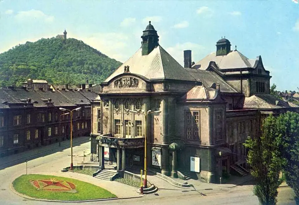 Obrázek: soukromá sbírka · Public domain Stará budova Městského divadla