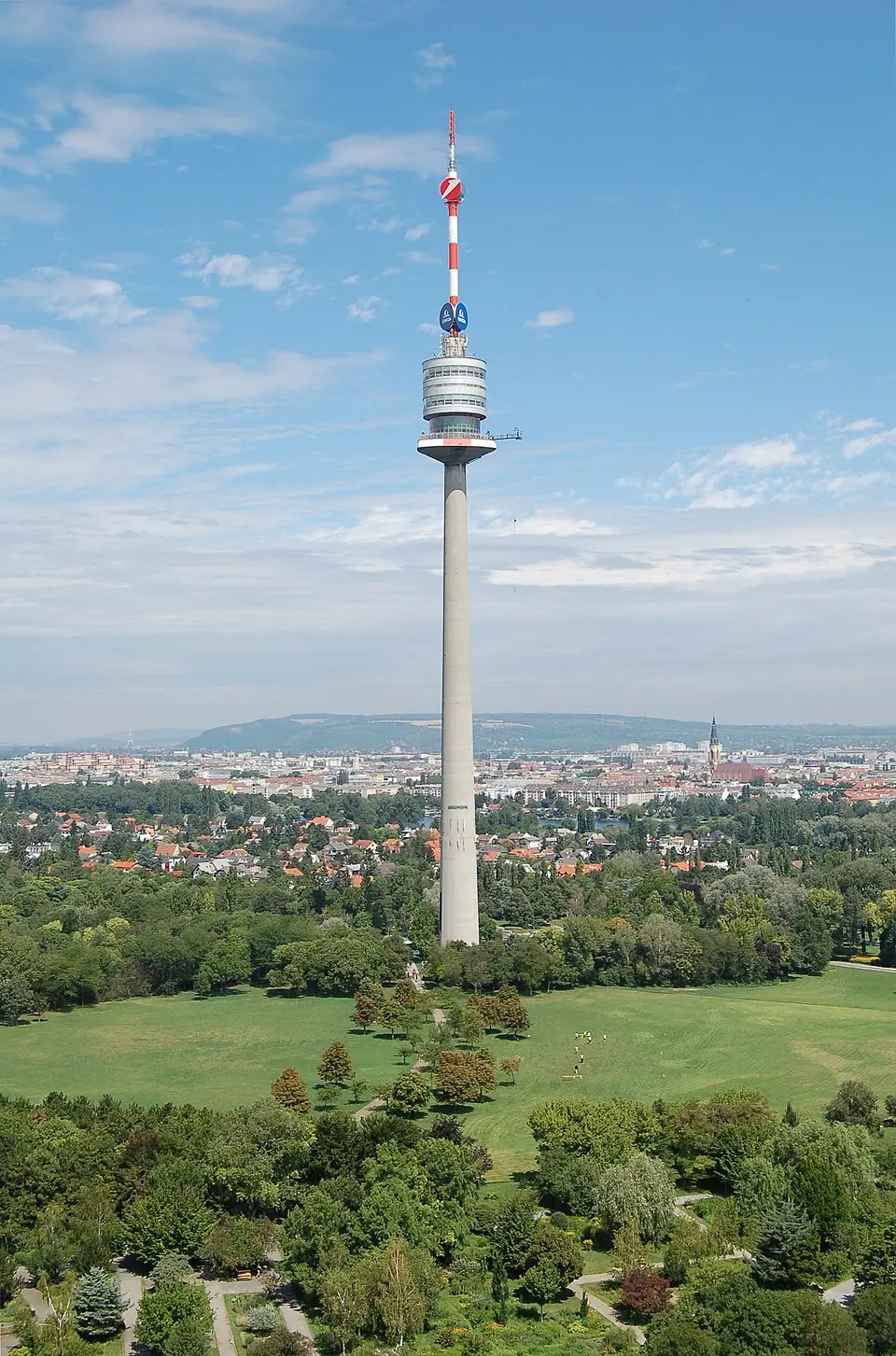Bild: BambooBeast · CC BY-SA 3.0 Donauturm