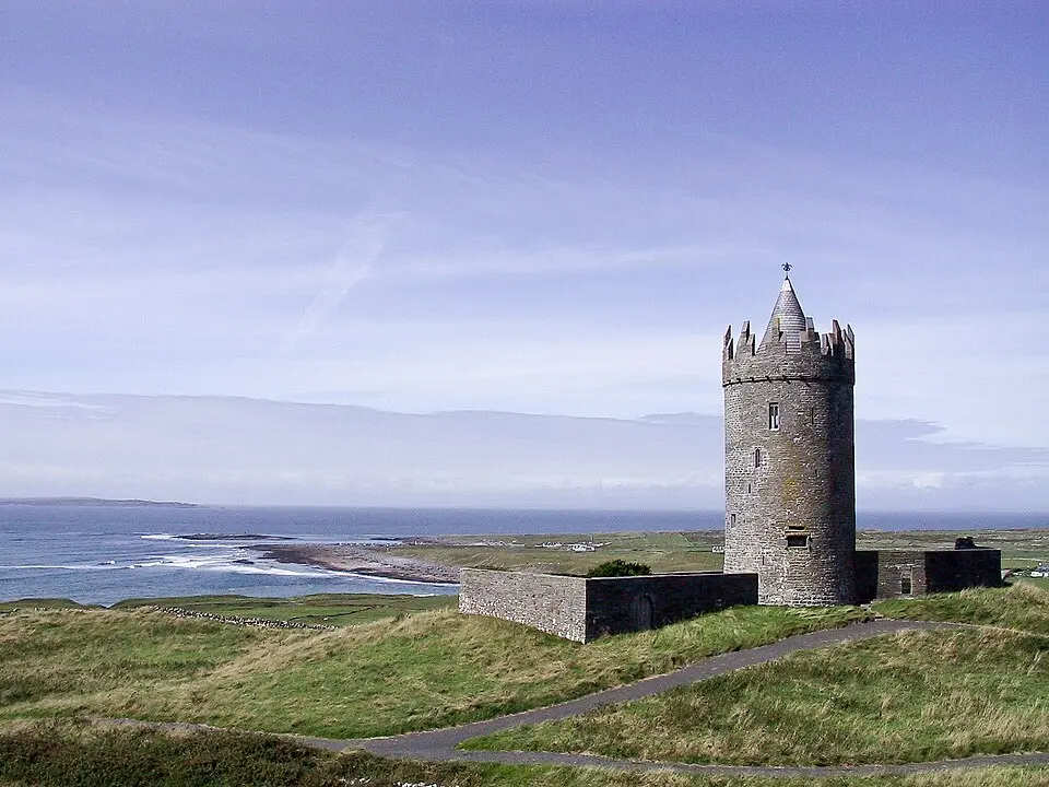 Bild: Valfex · CC BY-SA 3.0 Doonagore Castle